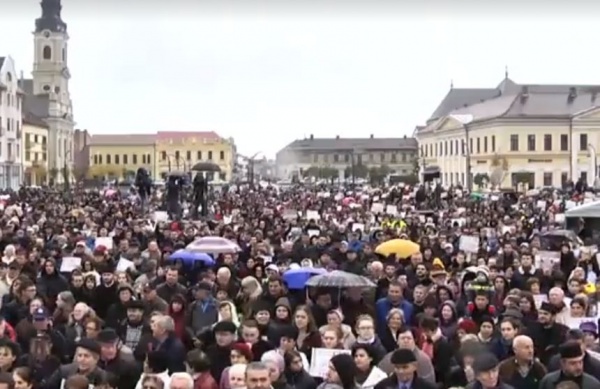 Mii de persoane au participat la mitingul de modificare a Constituției desfasurat la Oradea
