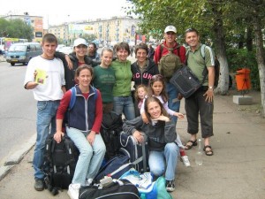 Tamara (stă pe rucsac) + grup de tineri din România - misiune Siberia 2008